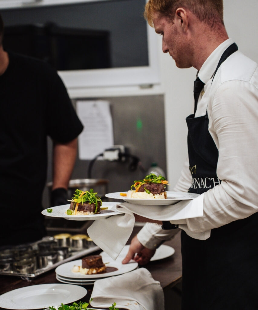 Serveur de chez Traiteur Le Manac'h lors d'un mariage