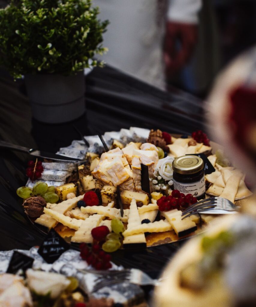 Photo d'un plateau de fromage bien garni et bien présenté par Traiteur Le Manac'h pour un Mariage